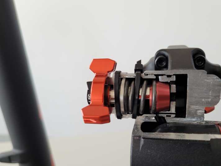 Das Cone-Valve ist das rote Frästeil ganz rechts und ersetzt einen Teil des traditionellen Shim-Stacks.