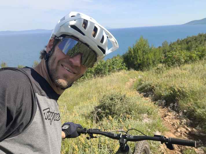 The editor is on holiday, the Conway Ryvon LT has to work hard: collecting kilometres on rocky trails on the Adriatic.