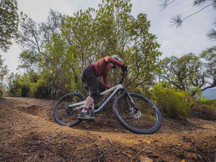 The low front end provides a lot of pressure and therefore traction on the front wheel. The Forestal also steers very neutrally, but the bike is not extremely agile.