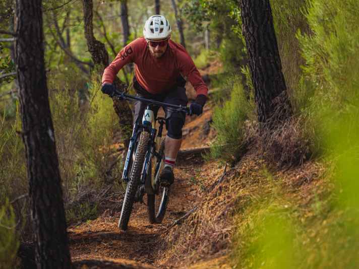 The Cygnus still handles well on steep and steeper terrain. However, the fork in particular reaches its limit here.