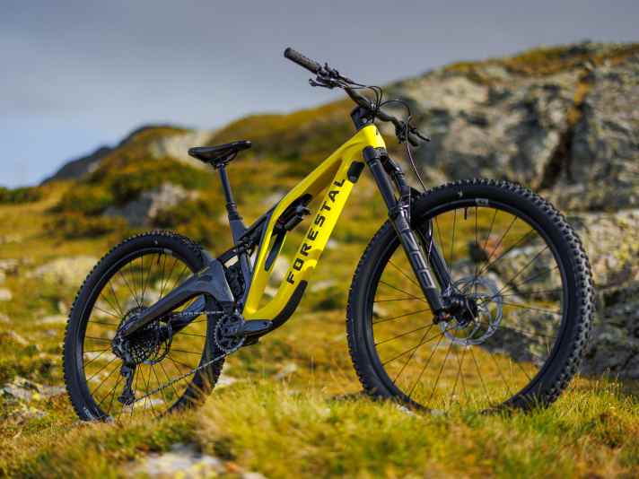 Das günstigere Modell Siryon Halo kommt mit Select+-Fahrwerk von Rockshox und mechanischer Schaltung für 6999 Euro.