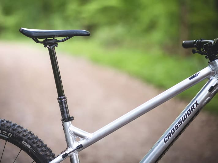 Viel Hub: Der Sattel des Crossworx lässt sich um 160 Millimeter absenken und gibt dem Biker viel Bewegungsfreiheit.