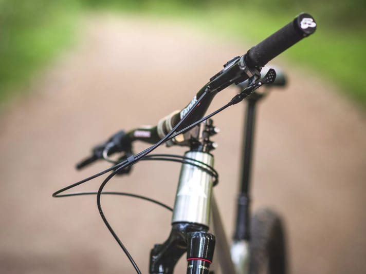 The cable lengths on the Crossworx Zero 29 are a bit confusing. One side is far too long, while the other rubs against the head tube.