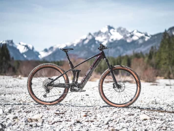 Decent e-fullys under 5000 euros are rare. The Cube Stereo Hybrid 140 HPC Race came out on top against five other e-bikes and is rightly regarded as a hot price-performance tip.