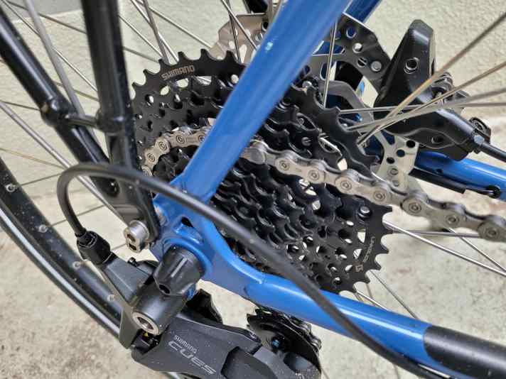 As a rule, manufacturers install this cassette with 11-39 teeth on the double crankset. With the 30-tooth chainring, this results in a slight gear reduction for steep ramps.