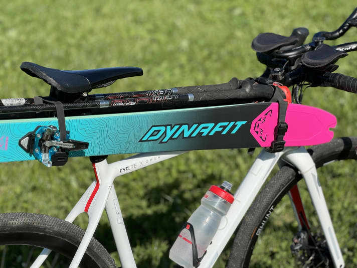 Thin cross-country skis or wide freeride skis: The Cyclite Ski Rack / 03 holds almost all types of skis. There's even room for poles.