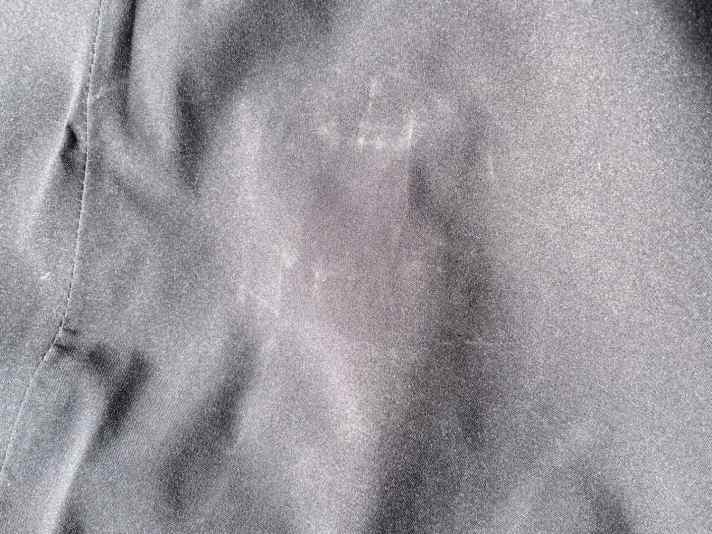 So auch bei der Liike-Regenhose: Die Stelle ist weiterhin wasserdicht.