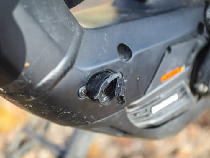 Die Ladebuchse riss bereits nach rund 2500 Kilometern, blieb aber intakt. Der 504-Wattstunden-Akku musste mehr und mehr an Kapazität einbüßen. Man kennt’s vom Smartphone. Nach 3000 Kilometern besaß der Akku unseren Messungen zufolge 17 Prozent weniger Kapazität. 