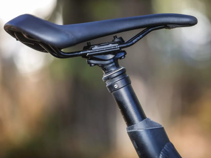 The Vario dropper post from Canyon's own brand Iridium was convincing despite the tough riding conditions. In the end, the post had axial play, but this was okay due to the conditions. A service would help. Our tester couldn't cope with the Canyon SD:ON saddle. 