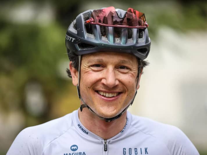 Unser Autor: David Voll. Der Diplom-Sportwissenschaftler, ehemalige Leistungssportler und Trainer im Nachwuchsleistungssport weiß, wie wichtig ein hohes Maß an Mobilität für die Leistungsfähigkeit ist. Deshalb baut er präventiv spezielle Beweglichkeitsroutinen in das wöchentliche Training ein.