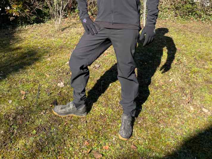 Die Fox Defend Fire Lunar MTB-Hose sitzt locker und hält echt warm.