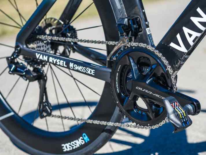 Le bolide a été développé en collaboration avec les experts en aérodynamique de Swiss Side et se veut le vélo de course le plus rapide du peloton professionnel.