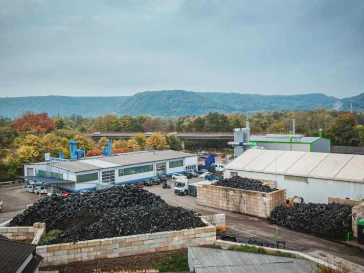 In Kooperation mit dem Partner Pyrum Innovations recycelt Schwalbe mittlerweile sogar ganze Reifen. Die dabei entstehenden Rohstoffe können wieder für neue Reifen genutzt werden.