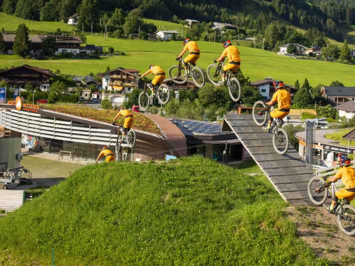 Jump devils: bikes with a lot of pop for jumps scored the most points in the bike park ranking. Here the Kavenz on the final jump in Leogang.