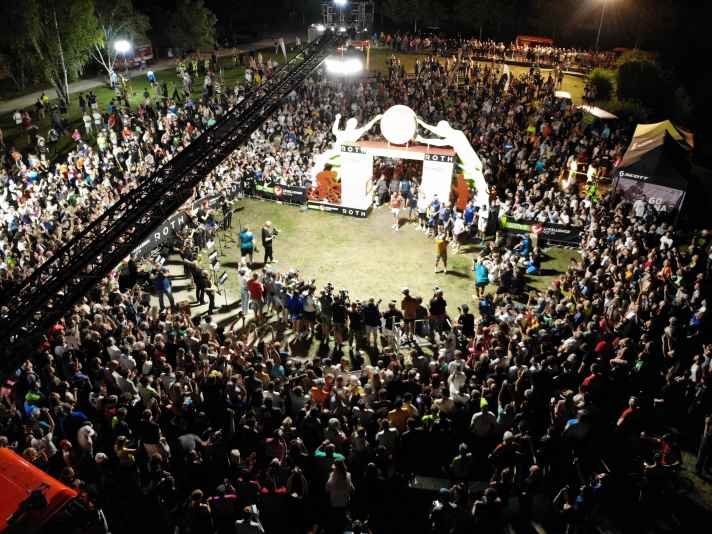 Jonas Deichmann has already received a lot of support in the last 120 days of his Challenge - hundreds of people came to Roth for the final finish.