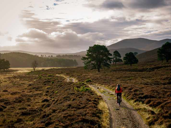 Der gebürtige Deutsche Markus Stitz ist Gründer von Bikepacking Scotland und hat für sein aktuellstes Buch die schönsten Gravel-Touren in Schottland zusammengestellt.