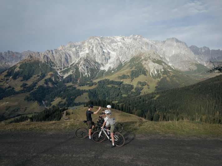 Dieses Panorama muss man genießen! Bei Gravel Peaks bleibt genügend Zeit, um die Alpen mit der Community zu teilen.