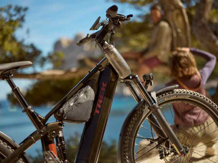 Der vollgefederte Rahmen des Trek Allant+ FS brilliert auch mit zahlreichen Befestigungspunkten für Zubehör wie Taschen und Flaschen.