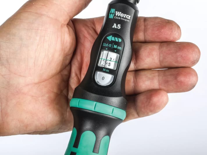 Release the torque spanner: With the Wera Bicycle Set Torque 1, turn back to 2 NM.