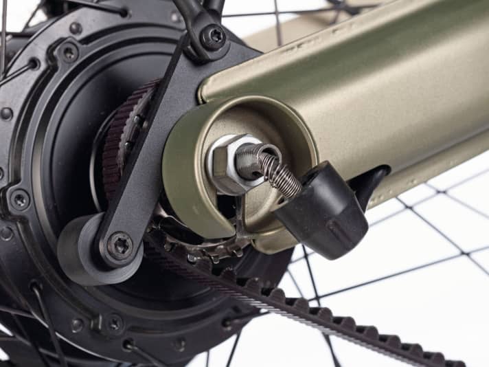 The axle nut of the Mokumono, which is positioned deep in the dropout, is fiddly to loosen with an
with an open-end spanner set at an angle.