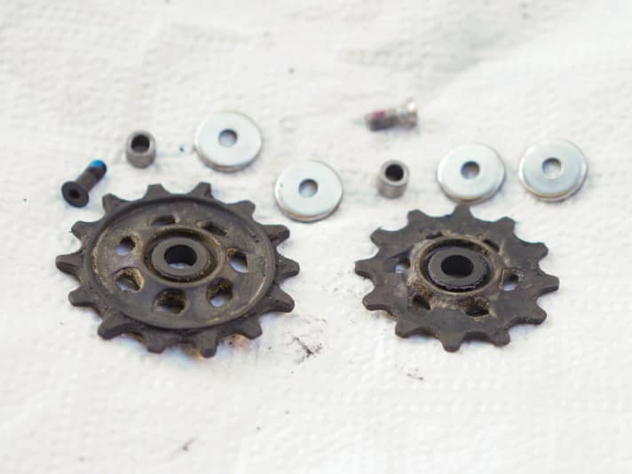 The plastic rollers of the SX rear derailleur rotate with simple plain bearings. However, they survived the test period well: No abraded bushings, no corrosion.