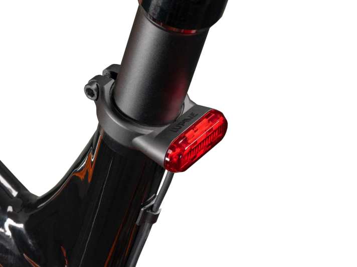 Difficile d'intégrer plus élégamment un feu arrière à un vélo. Le C14 est alimenté par la batterie du vélo électrique.
