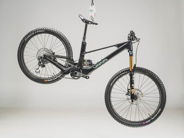 At 19.2 and 19.5 kilograms respectively, the Factory Feather is set to crown the product line in terms of lightweight construction. The bike is limited to just ten units.