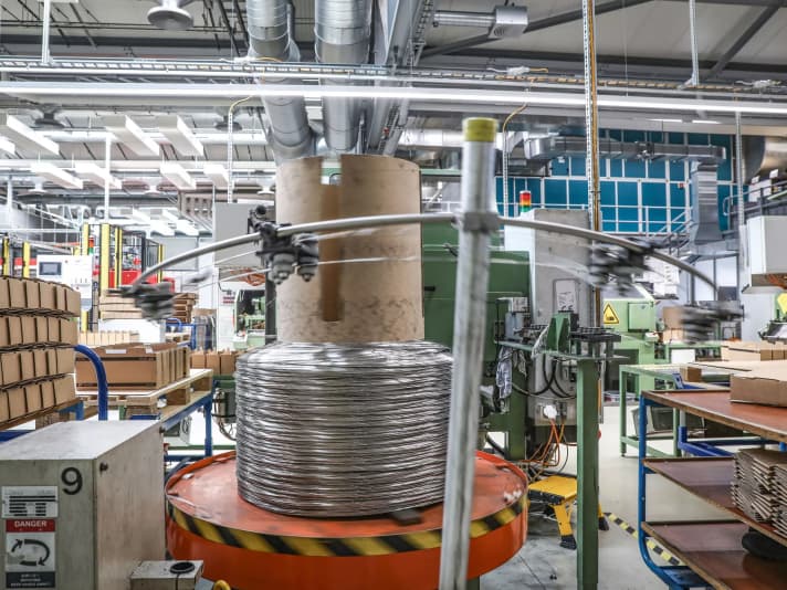 The starting material for all classic round spokes is an 800 kg roll of wire. 