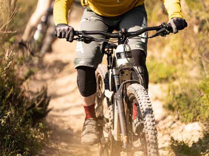 The Zeron 36 can be ridden at higher speeds on rough terrain thanks to its high compression damping. However, light riders might find the fork a little firm.