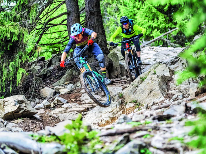 Race-Action beim Enduro-Test: In diesem Gelände ist gute Dämpfung gefragt.