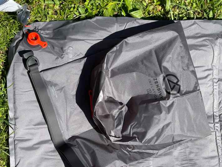 Practical reversible valve on the sleeping pad, but the pump bag has too little volume.