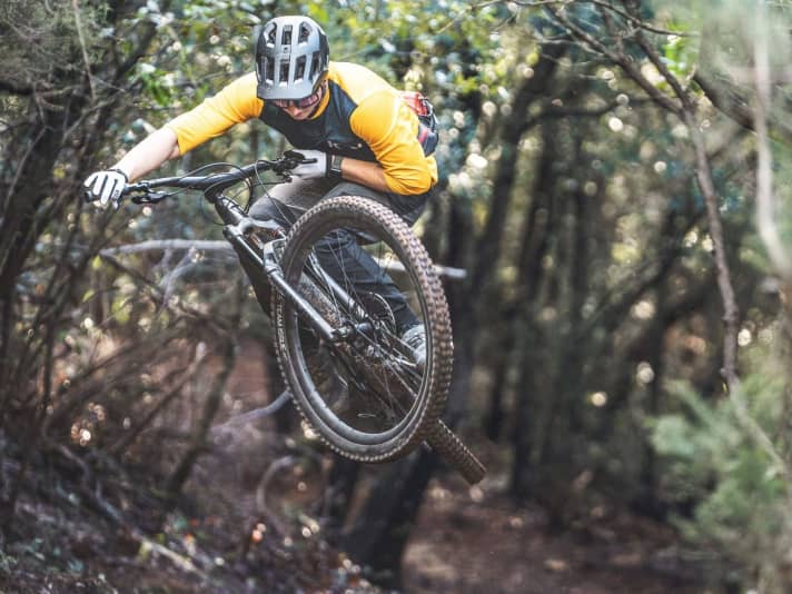 EMTB-Testfahrer Tobi bewegt das Trek Fuel EXe in seinem bevorzugten Habitat. „Kein anderes Bike im Test lässt sich so gut abziehen und durch die Luft werfen“, gibt er zu Protokoll.