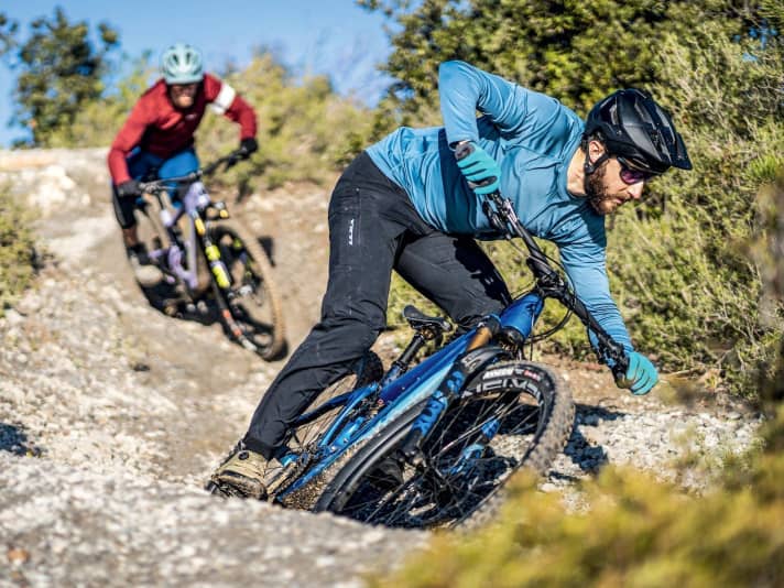 Ausgewogenes Handling, top Kurvenverhalten: Das Shuttle LT von Pivot hat uns im Test überzeugt. Mit anderem Charakter, aber keineswegs abgeschlagen, begeistert auch das Bullit von Santa Cruz auf der Trail-Hatz.