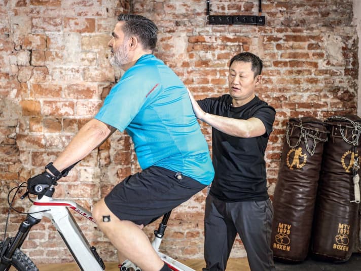 Dr. Kim Tofaute überprüft die Sitzposition des EMTB-Lesers Jürgen.