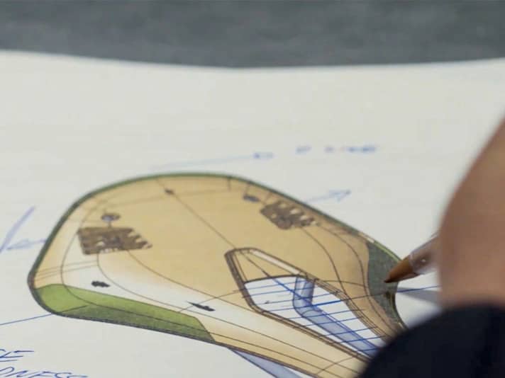 Nicht nur die Form eines Sattels ist entscheidend. Auch die Härte des Polsters wird speziell angepasst. Die Nase ist oft weicher. Wo die Sitzknochen aufliegen, gibt’s mehr Support. Fizik macht den Aidon an den Außenflanken härter, um die Widerstandsfähigkeit bei Stürzen zu erhöhen.