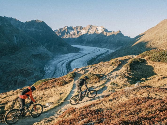 The Aletsch Glacier shines in the golden evening light, and 1400 metres of depth still lie ahead of us, a truly magical moment. 