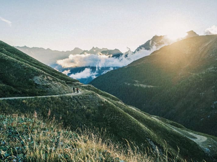 Das Morgenlicht auf dem Breithorn entschädigt für das frühe Aufstehen und den bissig kalten Wind. Obwohl wir es eigentlich längst wissen, lernen wir einmal mehr, dass sich früh aufzustehen immer lohnt! 