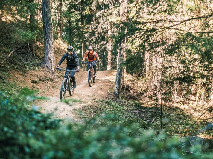 Uphill flow is the magic word on the trail to Bellwald. The trail is so steep that we have to switch to the highest-torque E-MTB mode from time to time. 