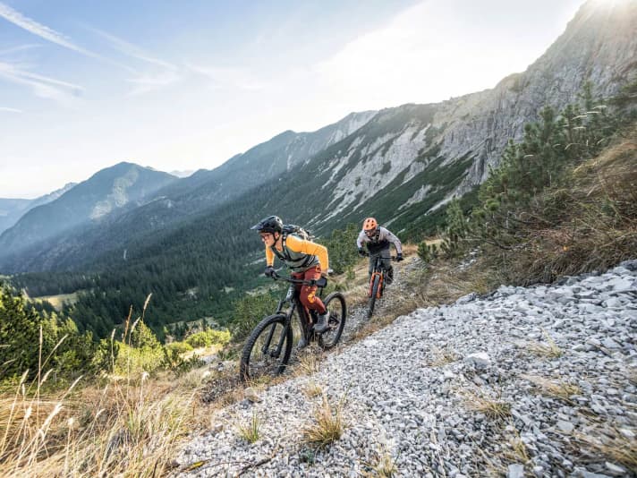   All-mountain bikes are made for long tours in the high mountains. With Bosch's smart system, Radon and Scott only run out of breath late in the day, while the Canyon with its huge 900 battery performs even better.  