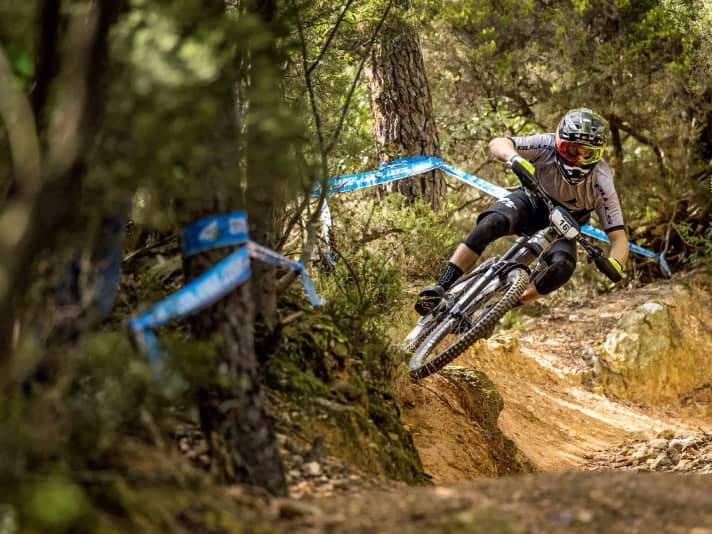 Auf schnellen Downhills wird das schwere E-MTB für viele Racer zur Herausforderung. Texi ist hier aber in seinem Element und fährt die viertbeste Zeit ein.
