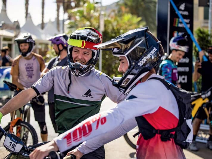 Christian Textor and multiple EWS winner Adrien Dailly (right) before the start. The fast Frenchman ultimately secured victory in the EWS-E ahead of US rider Richie Rude.