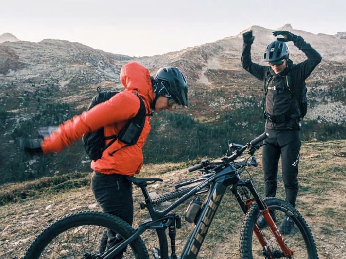 Auf der Abfahrt ins Binntal fühlen wir uns wie in einem Gefrierschrank. Wir legen zweimal eine Pause ein, um uns hüpfend wieder aufzuwärmen. 