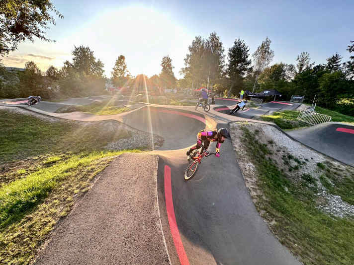 Profis tragen beim Rennen übrigens Vollvisier-Helm und Schützer für Knie und Ellbogen.