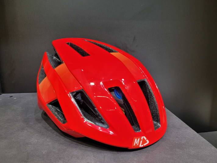 Perfect for marathon pros: the new Leatt Endurance helmet is light and safe.