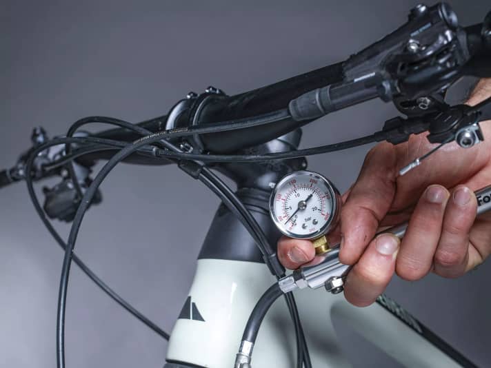Schnelle Luftdruckkontrolle hat man dank Dämpferpumpe mit Druckanzeige.