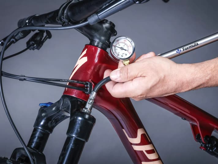 Beste Luftdruckkontrolle hat man mittels Dämpferpumpe mit Druckanzeige.