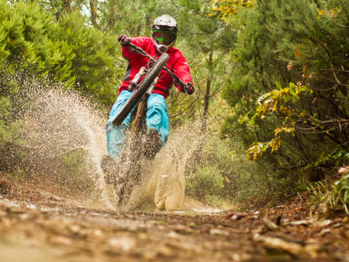 You don't want to believe it, but yes, your bum, back and feet stay drier in puddles thanks to Manual.