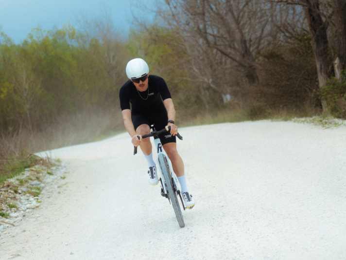 Gravel-Fahrerinnen und -Fahrer sollen von der Kombination aus Steifigkeit und Komfort auf langen Schotterpassagen profitieren. | Alice Icardi / Fizik