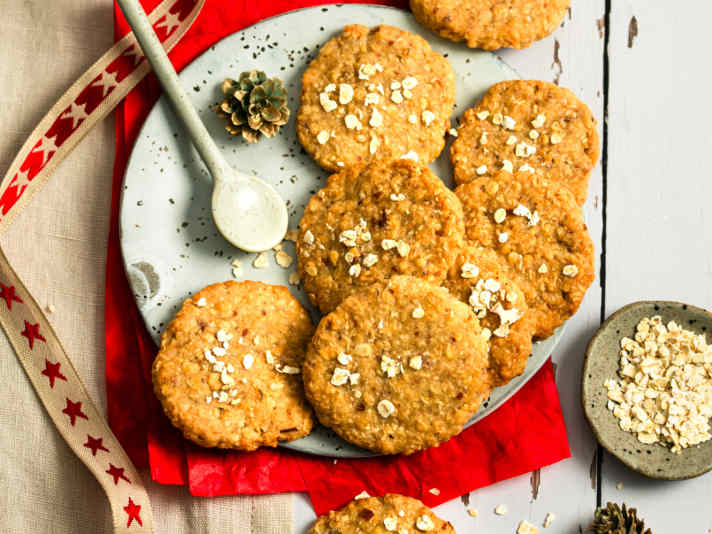 Even biscuits don't have to be unhealthy. These oat and apple biscuits provide energy without a guilty conscience.