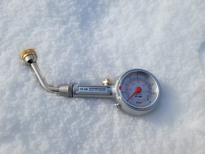 The pressure gauge from Flaig is a purchase for eternity. Always exact tyre pressures and without a battery.